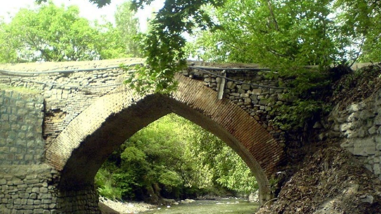 تردد خودروها به پل تاریخی برغان آسیب میزند