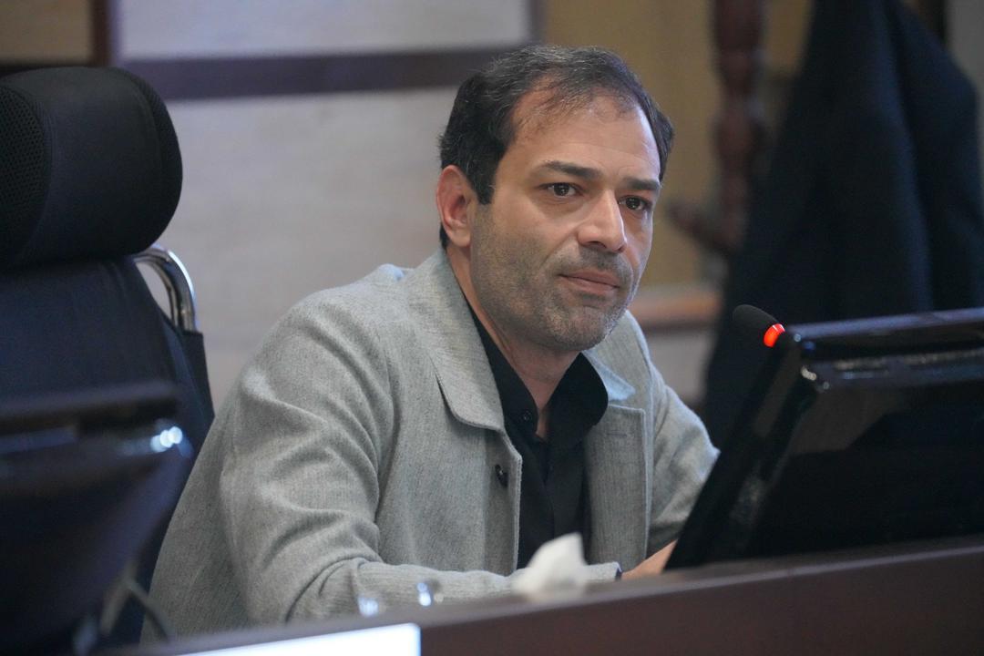 قاسمپور: هیچ مقام مسئولی حق ندارد صدای رسانههای منتقد را خفه کند