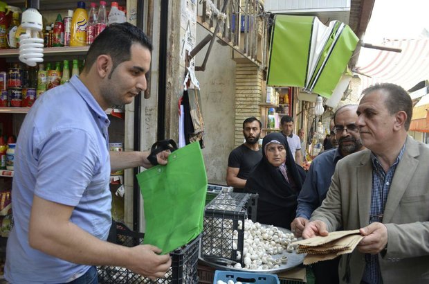 توزیع کیسه‌های پارچه‌ای در بازارهای کرج با هدف کاهش مصرف پلاستیک